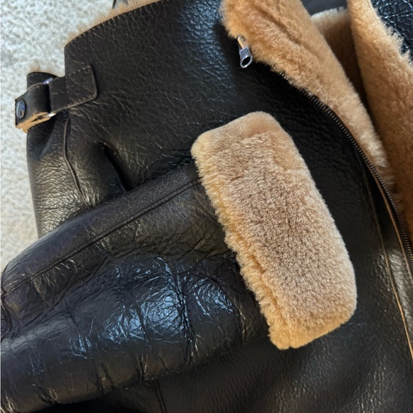 Elegant Black and Tan Shearling Leather Jacket - Picture 7 of 15